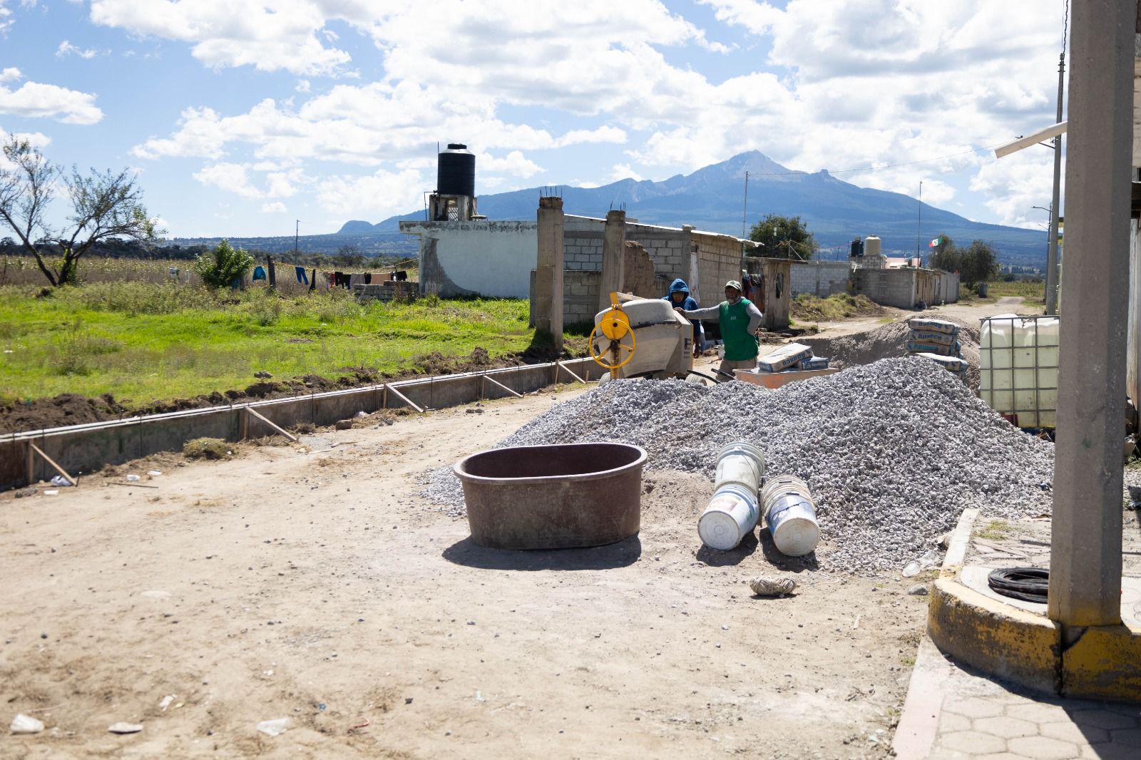 Avanza la construcción de banquetas y guarniciones en San Diego Xalpatlahuaya